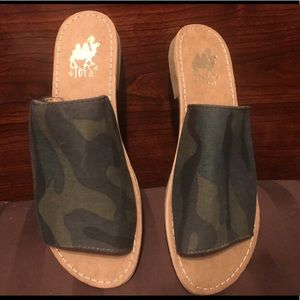 Camel Toes Camouflage Sandals Sz. 6